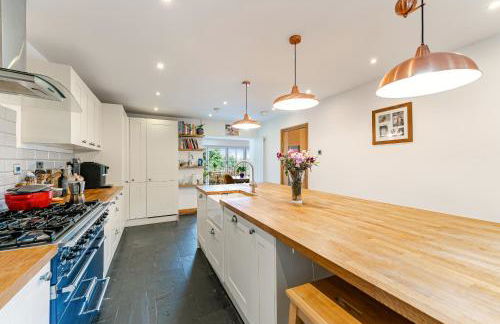 Whimsical Countryside Escape with Sprawling Garden - Foto 9