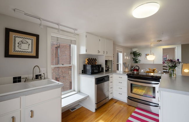 Pine Street Loft –Just steps from Old Town Square! - Photo 9