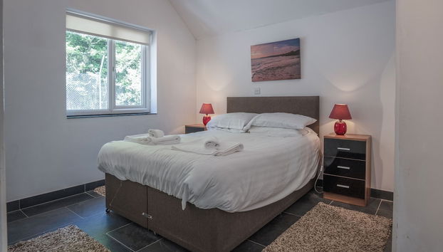 Manor View - 1 Bedroom Apartment - Pendine - Photo 2, Room