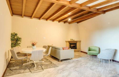 Beach Villa with Jacuzzi & Garage by HostWise - Foto 39