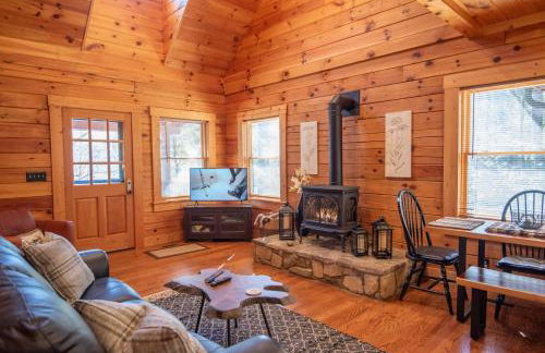West Jefferson Cabin- Hot Tub, Fireplace, Sleeps 7 - Foto 11