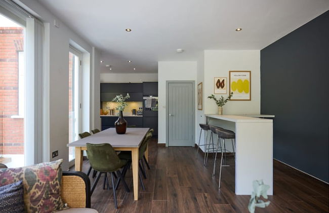 The Putney Hideaway - Modern and Elegant 3bdr Flat With Patio - Photo 13