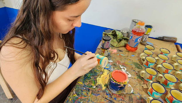 Pintando peças de artesanato na oficina Sarchi