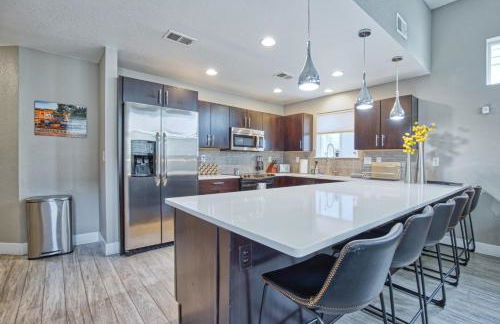 Modern Townhome near Old Town, Breweries, & River! - Foto 2