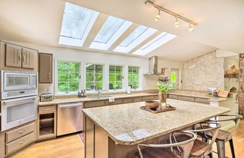 Deck with Fireplace Pet-Friendly Lake Lure Retreat - Foto 9