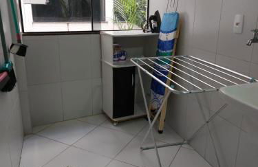 Dois quartos Cozinha completa Wi Fi Self check in com senha Central e perto de tudo a 4,4Km da Rodoviária e 15,4 km do Aeroporto Apartamentos 102 e 302 - Foto 8