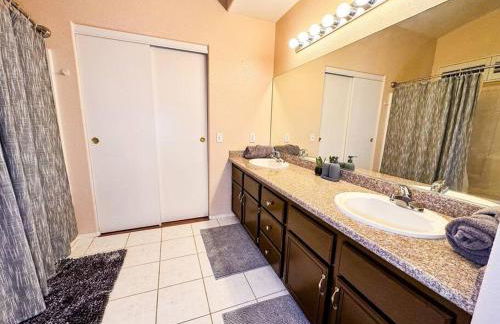 Spacious 4BR Fam Retreat King Bed WIFI And Parking - Foto 11