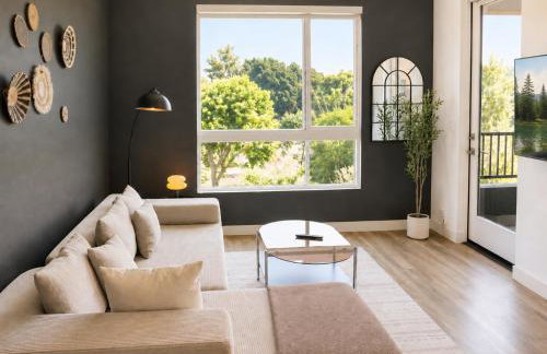 Bright & Cozy Getaway with Pool Free Parking 10 mins Disneyland - Foto 1