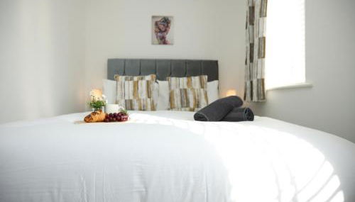 Gregor Place Modern four Bedroom House in Calne with Private Parking, perfect for teams or families staying in the area, Long stays welcome - Foto 2