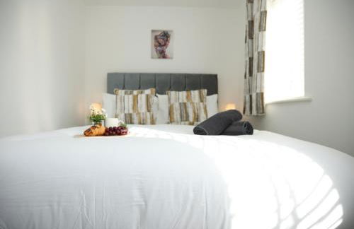 Gregor Place Modern four Bedroom House in Calne with Private Parking, perfect for teams or families staying in the area, Long stays welcome - Photo 2