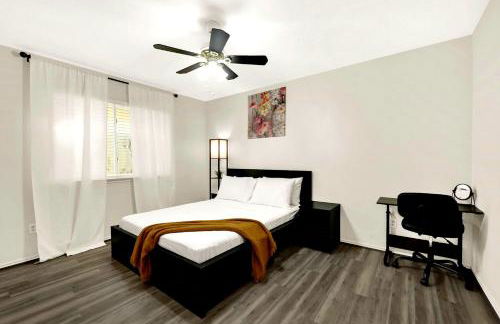 Downtown 3BR Near NRG Stadium - Photo 13