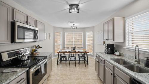 Modern Home Close to It All in DFW Texas! - Foto 5, stove, dishwasher