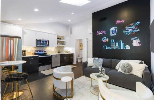 Vibrant Neon Condo Near Restaurants, Coffee and Bars - Foto 1