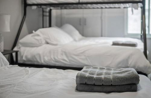 Cozy 2BR Getaway, King Bed, Free Parking - Foto 34