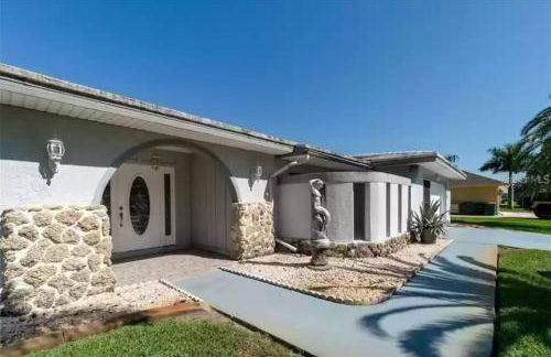 Pet Friendly Canal Front 3-Bedroom Grand Villa with Pool, Linai and Dock - Foto 2