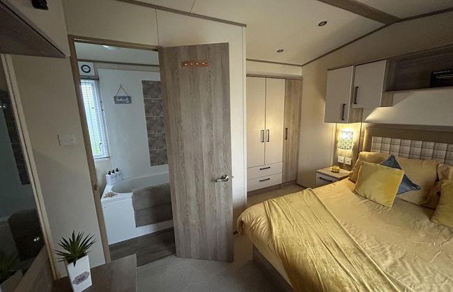 2 Bed Caravan - Sleeps 6 - Parking - Pets - Photo 6