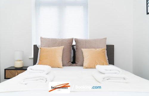 Three Bedroom Apartment At Buonomo Stays Short Lets & Serviced Accommodation With Netflix & Games - Foto 2