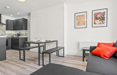 2BR Apartment with Sofa bed I Prime Town Centre Location I Gold St D-Lux, Modern Amenities, Walk to Train, Bus Stations, Shops & Cafés I Leisure and Business Stays Welcome - Foto 18