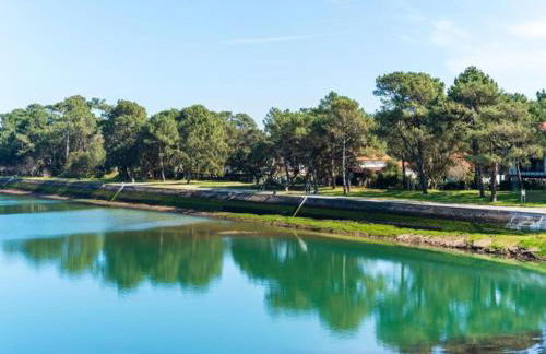 Bungalow in France with Private Garden - Foto 35