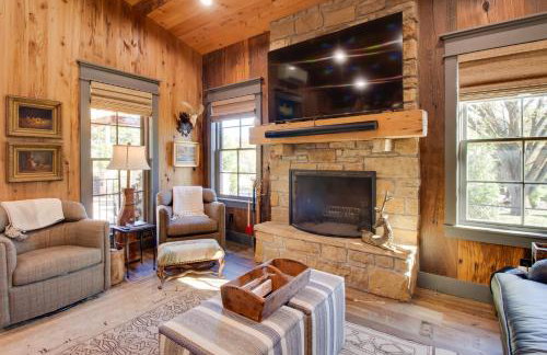 Walk to White River Cozy Escape with Screened Porch - Foto 8