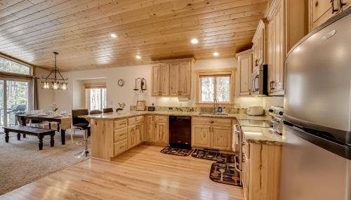 Near Donner Lake and Skiing Soda Springs Cabin! - Foto 5