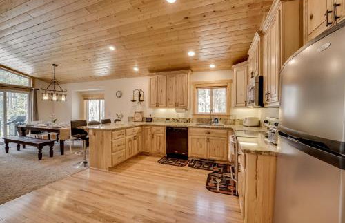 Near Donner Lake and Skiing Soda Springs Cabin! - Foto 5