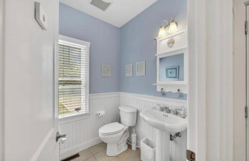 Stay 1 Block from Ocean at 7-Bed Retreat with Yard, Deck and Game Room, Host Up to 22 Across 16 Beds, Gas Fireplace, Gas Grill, Ample Parking, Walk to Menauhant Beach, Perfect for Family Getaway, 24 Hr Hospitality - Foto 40