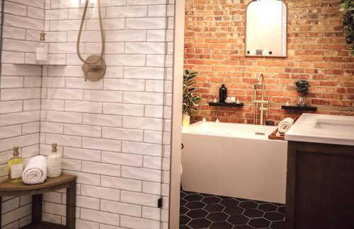 Private Boutique Getaway - Fireplace & Soaking Tub - Downtown Loft - by Cross-Key Vacation Rentals - Foto 5