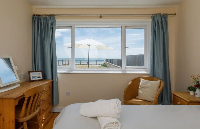 Sunny Seafront Chalet - Sleeps 6 - Photo 43