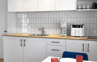 Minimalist Seaside Apartment with Private Patio and Parking - Blue Zone Homes - Foto 6