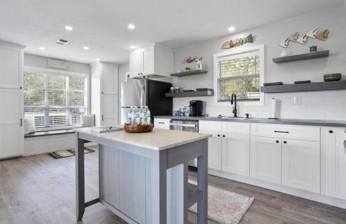 Waterfront Home Game Room Ping Pong Outdoor Bar Area - Foto 43