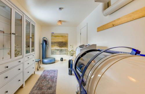 Couples Retreat Near UVM! Unique Studio with Deck - Foto 17