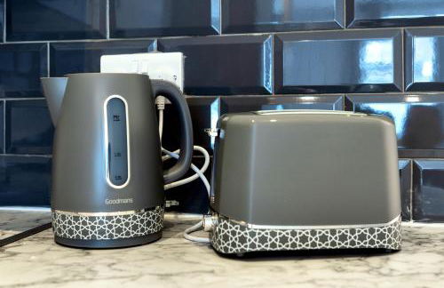 Amazing 3 bedroom, 2 bathroom, ground floor flat with garden, near train Station and bus stop - Foto 6