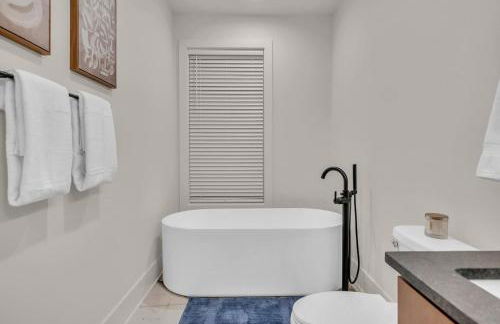 New 2 Luxe Townhomes with Rooftops Sleeps 24 - Foto 61