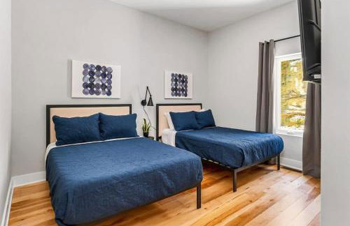 Side-by-Side Homes with Hot Tubs - Sleeps Over 20 Guests - Photo 5