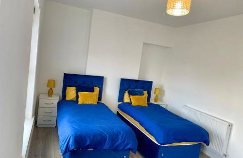 Neath, South Wales Getaway - 4 Bedroom Home -7 Guests - Free Parking - Foto 8