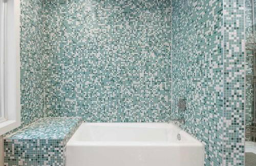 NEW Elegant Downtown Escape with Modern Comforts - Foto 35