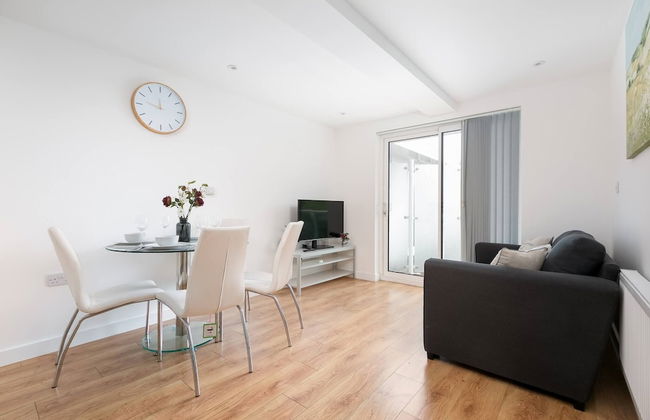 Skyvillion 2bed Enfield Flat W Balcony - Parking - Foto 15