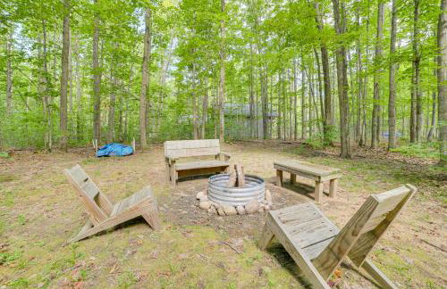 Lake Access Cabin with Deck, Fire Pit and Grill! - Foto 4