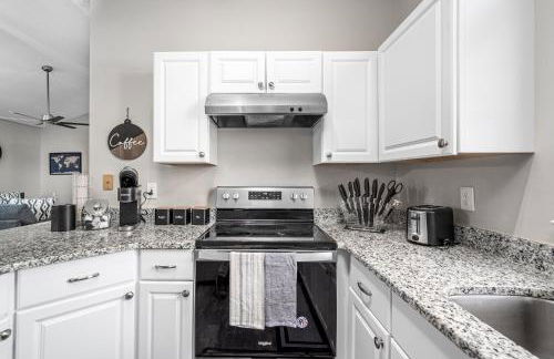 Cozy Industrial Kildaire Farms Home- near Downtown - Foto 13