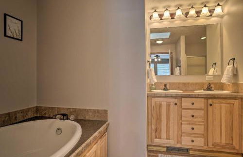 Idyllic Sturgis Home with Fire Pit and Large Deck! - Foto 13