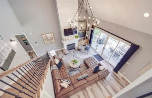 5BR Farmhouse Lake Retreat Pool Hot Tub Theater - Foto 36