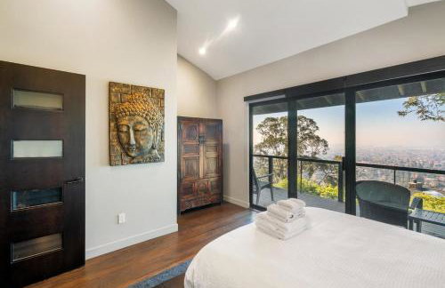 Luxury 3BR Hillside Retreat wAC Panoramic View - Photo 17