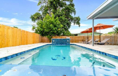Hidden Gem 4 Bedroom Home with Private Pool & Game Room - Photo 3