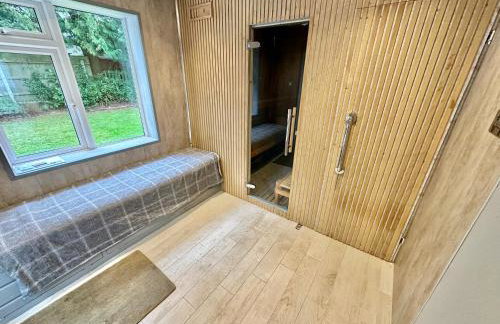 5 Bed House - Pool - Hot Tub - Sauna - Pool Table - Near New Forest and Beach - Sleeps 12 - Photo 57