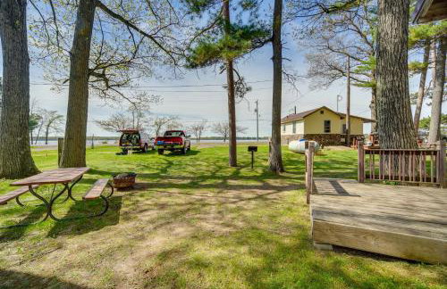Stone Lake Cabin with Private Deck and Fire Pit! - Foto 20