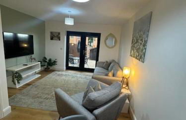 Church Court 2 Bed 55 Inch SKY TV Northampton Parking Contractor Accommodation - Photo 10