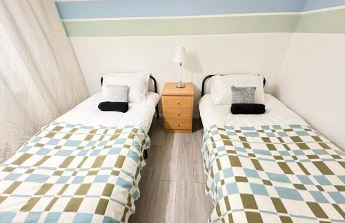 Spacious Luton Airport Accommodation - Perfect for Contractors, Families, Tourists & Long Stays - Foto 1