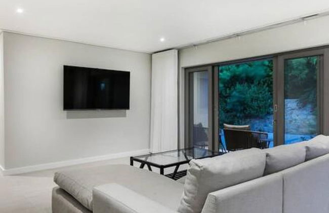 Large 9 Bedroom Villa in Camps Bay w Pool Apostles Views - Photo 27