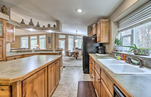 Rustic Escape with Deck, Hot Tub and Mountain Views - Foto 16